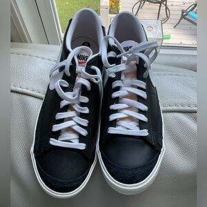 Nike Black and White Sneakers Classic Design mens size 10